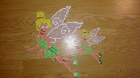 Här är skillnaden mellan midi och mini pärlor. Den större är gjord med midi pärlor och är 27x23cm och den minde är gjord med mini pärlor och  är 13,5x11,5cm